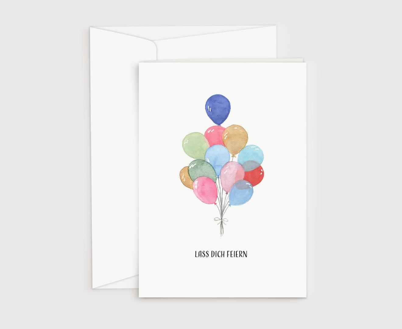 Bunte Luftballons auf einer Geburtstagskarte